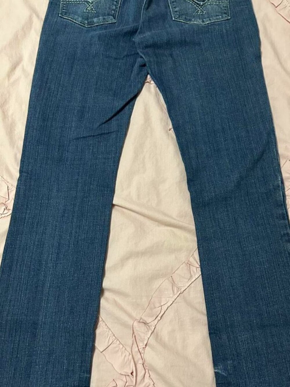 Y2K Vigoss low rise straight leg blue jeans with embroidered pockets.
